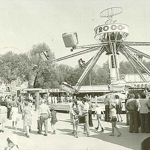 Schwarz-Weiss Fotografie der Salzburger Dult im Ausstellungszentrum im Jahre 1975.