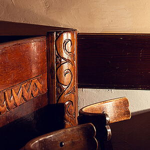 Das Bild zeigt einen kleinen Teil eines historischen Möbelstücks.