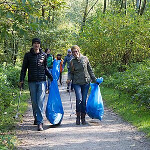 Mit blauen Säcken gegen Müll in Salzach-Auen