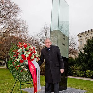 "Wir halten dagegen!"