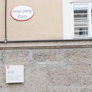 Zusätzlich zur Straßentafel