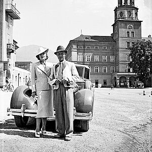 Schwarz-Weiss Fotografie von Marlene Dietrich mit ihrem Gatten im Jahre 1937.