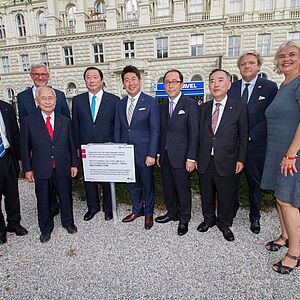 Japanische Delegation mit  Info-Tafel