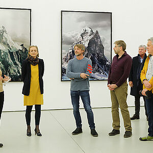 Foto von vielen Menschen bei der Ausstellungseröffnung in einem großen Raum