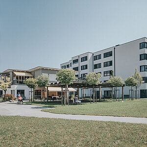Seniorenwohnhaus Taxham mit Garten und Spazierwegen