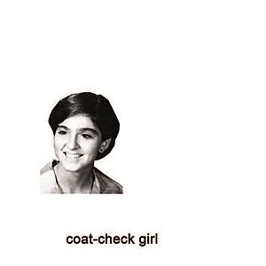 kleine schwarz-weiß Porträt-Fotografie einer jungen Frau mit dem Schriftzug coat-check girl darunter auf gößerem weißem Hintergrund