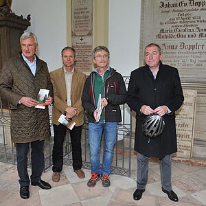 Besuch an der Gruft der Doppler-Eltern.