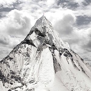 Foto mit einem Berg mit Schnee und bewölktem Himmel