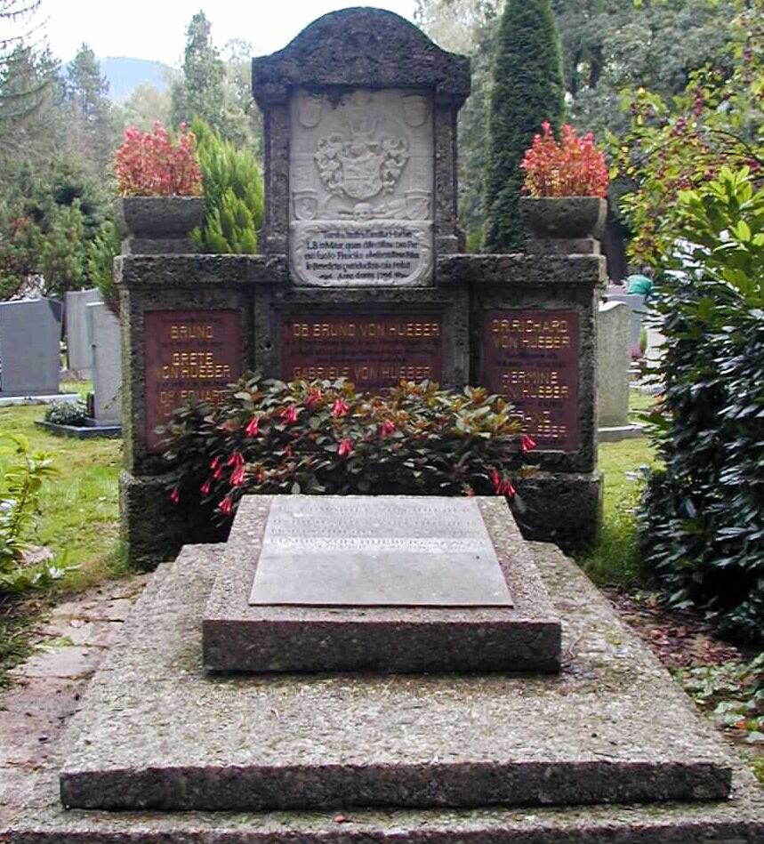 Das Ehrengrab von Dr. Franz von Hueber.