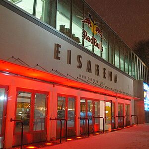 Beleuchtete Eisarena von aussen bei Nacht