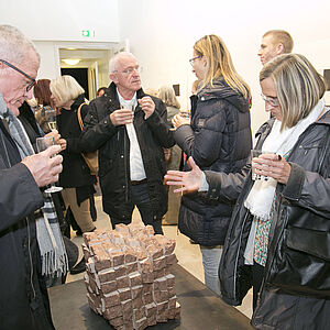 Reges Interesse bei der Vernissage: