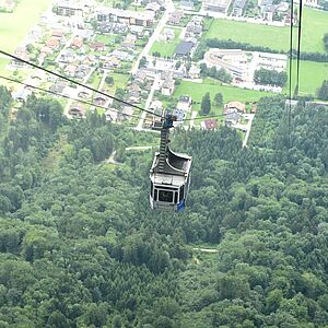 Die Untersbergseilbahn fotografiert von weit oben im sommer