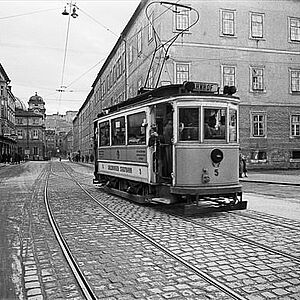 Schwarz-Weiss Fotografie von gelben elektrischen Strassenbahn im Jahre 1940.