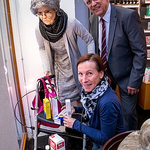 Mit dem Rollator in der Auslage