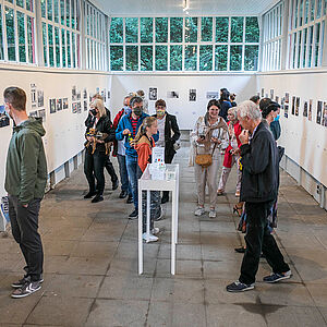 Foto von vielen Menschen im Zwergelgartenpavillon bei der Ausstellungseröffnung von Salzburg mit ohne