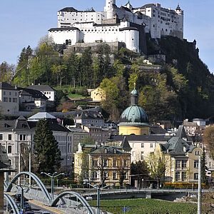 Aussicht auf den Festungsberg und das Salzachkai bei schönem Wetter