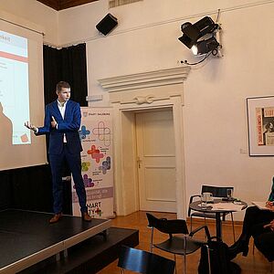 Dr. Volker Stockinger auf dem Podium vor der Beamerleinwand