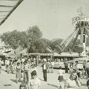 Schwarz-Weiss Fotografie der Salzburger Dult im Ausstellungszentrum im Jahre 1975.