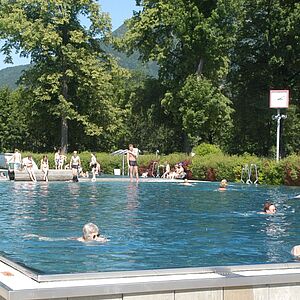 AYA Freibad unter Baeumen