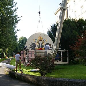 Seniorenheim Hellbrunn mit restauriertem Wappen