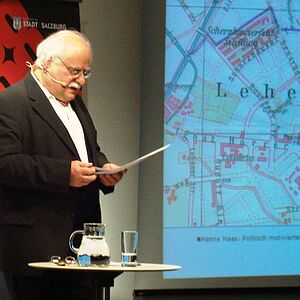 Em. Universitaets-Professor Hanns Haas referiert in der TriBuehne zum Thema "Politischer Widerstand gegen Nazis"
