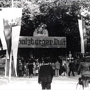 Schwarz-Weiss Fotografie der Salzburger Dult im Volksgarten vom Jahr 1950 bis 1956