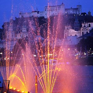 Wasser-Licht-Musik-Installation vor Altstadt