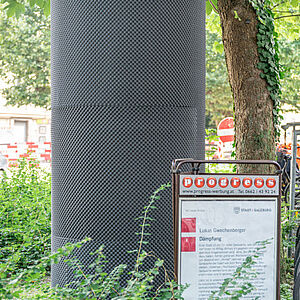 Das Werk namens Dämpfung von Lukas Gewchenberger auf der Kunst-Litfaßsäule in der Franz-Josef-Straße 8