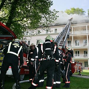 Mit 30-Meter-Drehleiter gegen die Flammen.