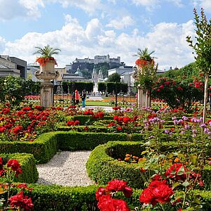 Mirabellgarten mit der Festung im Hintergrund im Sommer.