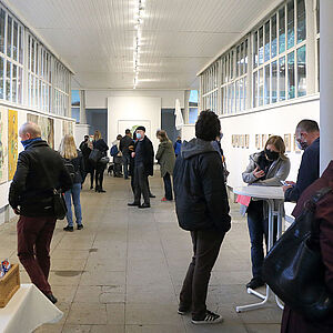 Foto vom Zwergelgartenpavillon, innen, bei der Ausstellungseröffnung