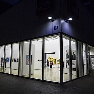 Die erleuchteten Räume der Stadtgalerie lehen in der Nacht