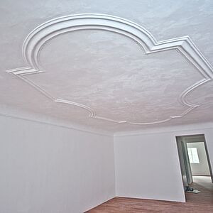 ...und restauriert: barocke Stuckdecke.