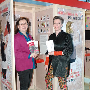 Wahlzelle auf Informationstour durch die Stadt