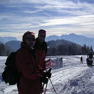 Langläufer an einem schönen Wintertag auf der Zistelalm