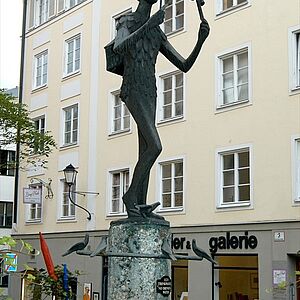 Der Papagenobrunnen mit Statue.