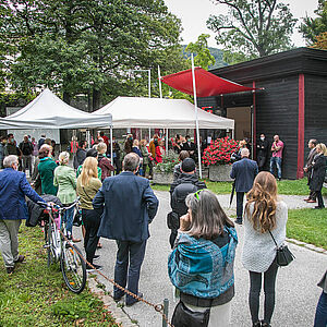 viele Menschen vor dem Zwergelpavillon bei der Ausstellungseröffnung Salzburg mit ohne