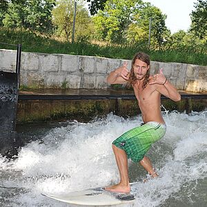 Ein Surfer auf der Almwelle