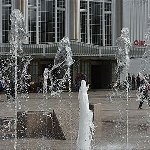 Der Orakelbrunnen am Bahnhofvorplatz.