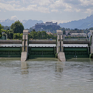 Im Vordergrund die Sohlstufe im Hintergrund die Festung Hohensalzburg.