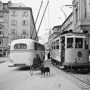 Schwarz-Weiss Fotografie von der gelben elektrischen Strassenbahn im Jahre 1940.