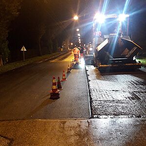 Eine Fraesflaeche vor Asphalteinbau bei Nacht