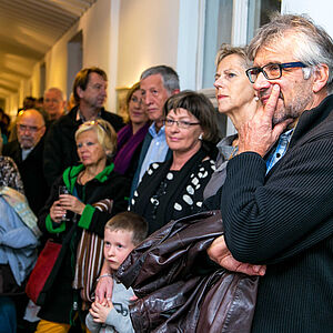 Andrang bei der Vernissage am Mozartplatz 5