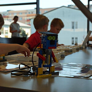 Stein auf Stein entsteht der Roboter
