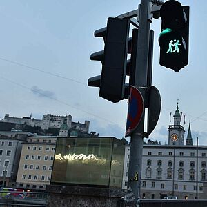 "Songcontest-Ampelpärchen" an der Staatsbrücke
