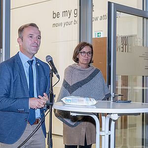 Foto von Bürgermeister-Stellvertreter Bernhard Auinger und Mag. Martin Greil, Leiterin AIR Programm der Stadt Salzburg