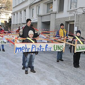 Gehzeuge - hölzerne Platzhalter für Pkw.