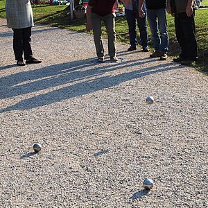 Konzentration bei Boule-Spiel im Hans-Lechner-Park