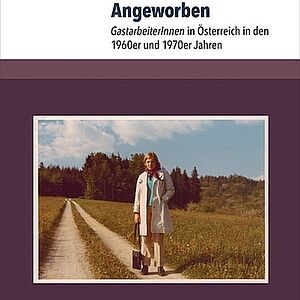 Violettes Buchcover von "Angeworben" mit einer Frau auf einem Weg neben einem Blumenfeld.