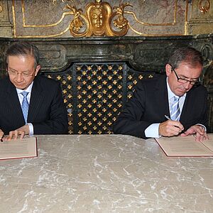 Unterzeichnung Partnerschaftsurkunde 